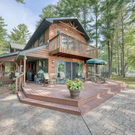 Lakefront 5 Bedroom Cabin on Mead Lake