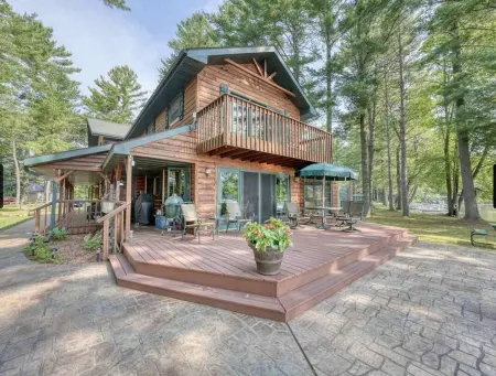 Lakefront 5 Bedroom Cabin on Mead Lake