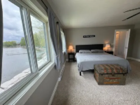 Enjoy 110' of Waterfront w/ Water Toys at Sandy Bottom Bay Beach House For 8!!