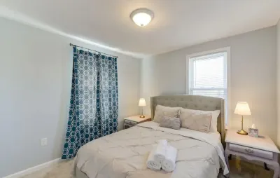 Spacious Elegantly Furnished 4BR House in Great Location in Baltimore Các khách sạn gần Sam's Club
