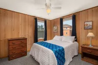 Sleeps 16! 1 Minute Walk To Beach!