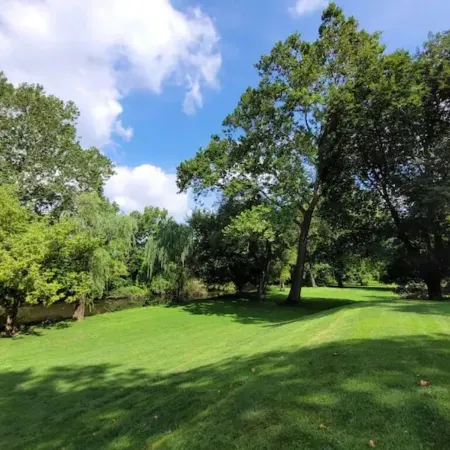 Luxury Waterfront Cottage with Wood Burning Fireplace + Hot Tub + Backyard Sauna