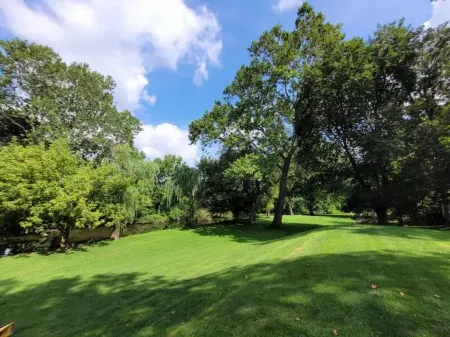 Luxury Waterfront Cottage with Wood Burning Fireplace + Hot Tub + Backyard Sauna Отели в г. Ланкастер