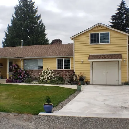 PRIVATE and PEACEFUL living unit, with a view of Mt. Rainier. Close to downtown.
