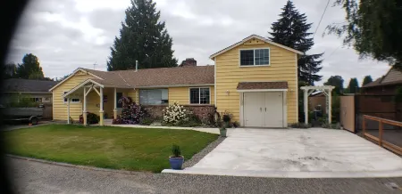 PRIVATE and PEACEFUL living unit, with a view of Mt. Rainier. Close to downtown. Отели рядом с достопримечательностью «Washington State Fair»