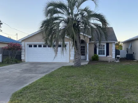 Charming Three bedrooms and Two bathroom with backyard Отели в г. Саннисайд