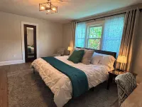 Park view ⁞ Porch swing ⁞ Game room ⁞ 2BA ⁞ Manchester Manor: an elegant escape Hotels near Pleasant Valley Shopping Center