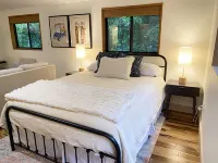 Peaceful Pines, luxury 4-bed, mid-century cabin