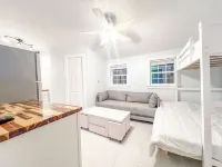 5 minutes from the beach! Water access with kayaks and launch from house!