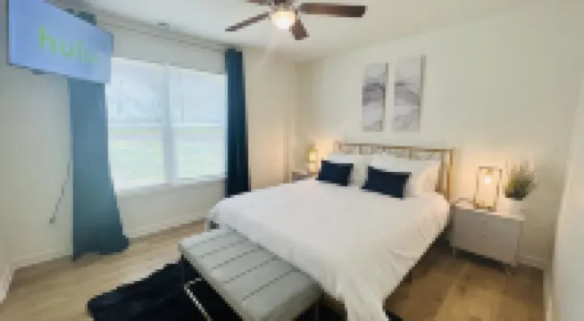 "Blue Belle"-A Magestic Modern Retreat w/ King Bed