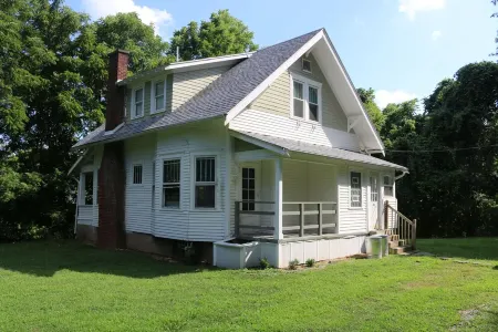 Whole House, 5 minutes by car to OU, 2 Bedroom, 1.5 bath, Smart TV, FREE Wi-Fi