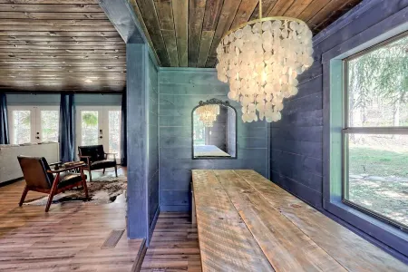 BRAND NEW! Romantic bungalow w/hot tub- minutes from downtown Blue Ridge