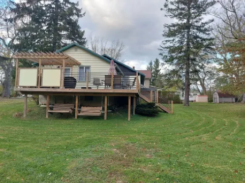 Geneva on the Lake HOT SPOT, 3 bedrooms/ w loft,2 bath ,sleeps 8-10. Huge deck .