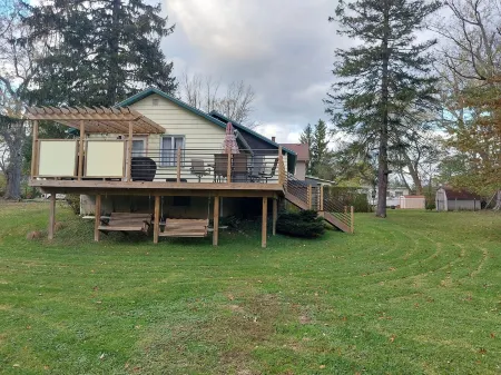 Geneva on the Lake HOT SPOT, 3 bedrooms/ w loft,2 bath ,sleeps 8-10. Huge deck . Отели в г. Дженива-он--Лейк