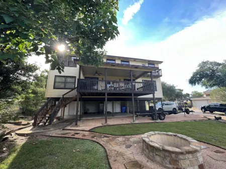 Sunset Cove Lakehouse 4-bedroom House with Views Closest to the Park - Boat Ramp