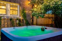 Golden Dome Getaway: Hot Tub, Cinema, Fire Pit!