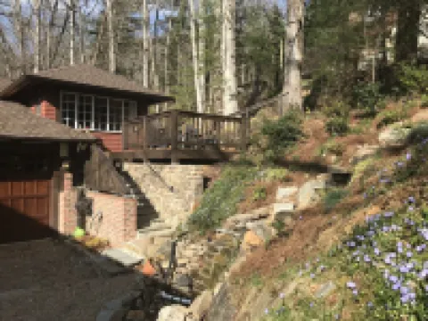 Historic Cottage  - Near Grove Park Inn  - Private Garden and Covered Swing