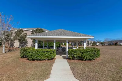 Private Condo + pool access - close to OWA waterpark, sportsplex & Gulf beaches Hotels near Aaronville Park