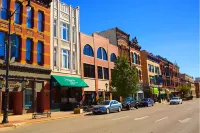 Historic Bungalow: For Groups & Families Sleeps 11