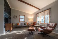 Vintage Experience - Mid Century Retro Retreat- 2 Bedroom in Central Sioux Falls