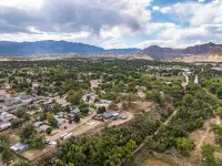 Beautiful home on the bluff overlooking river and mountain views with hot tub!