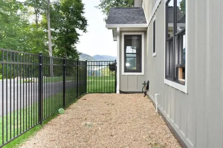 Luxury Mountain Home Retreat • Dog Spa + Hot Tub Near Wolf Laurel