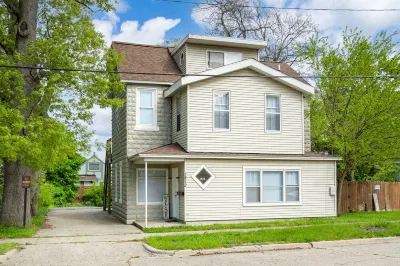 3 bed/1 bath lower unit conveniently located in Lakeside. Hôtels à proximité de : Muskegon Community College