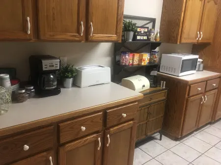 Coastal Comfort 1 mile  from the beach and downtown. HOT TUB and outdoor dining. Отели рядом с достопримечательностью «Шелл»