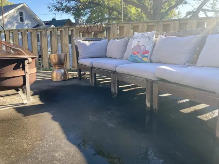 Cosy Nest Welcomes Pets. Comfortable Work-from-Home Space, & Garage Parking.