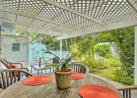 Beachside Cottage surrounded by coffee trees but minutes from the beaches Отели рядом с достопримечательностью «Holualoa Village»