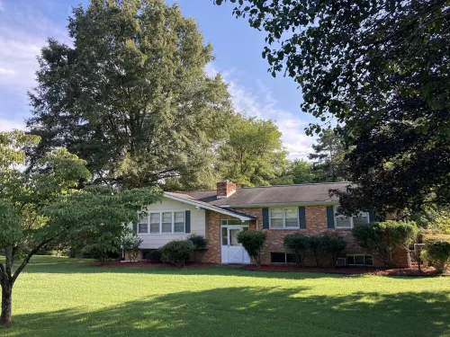 Visit Monticello, Wineries, UVA & More
