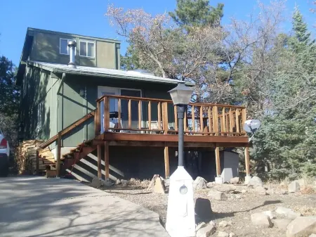 Romantic modern cabin overlooking lake beckwith