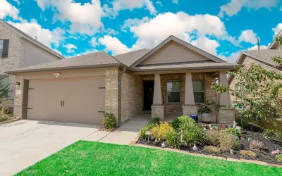 Retro Meets Farmhouse: Craftsman Home with amazing Spa like pool & nearby parks