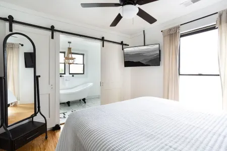 HISTORIC DOWNTOWN LOFT Отели рядом с достопримечательностью «Зоопарк Рейнфорест Адвенчерс»