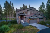 XXL 5 Star Luxury Home,  "The Lodge", Private Spa, Pool Table and Gorgeous Views