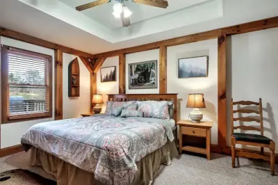 3 king suites, hot tub, fireplace, near all. Hotels near KARM Stores