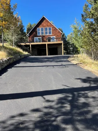 3 BR +Loft + 2 Bathroom Mtn Cabin w/ Hot Tub - New Deck and Paved Driveway!