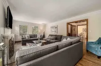 Beautiful 1920s Historic Home with Screened Porch‼️ Hotels in Grosse Pointe Park