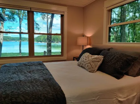 NEW - Renovated Cottage on Beautiful Bills Lake