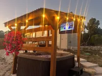 Hot tub, free WiFi, pet friendly, 10 minutes to Canyon Lake/boat ramp