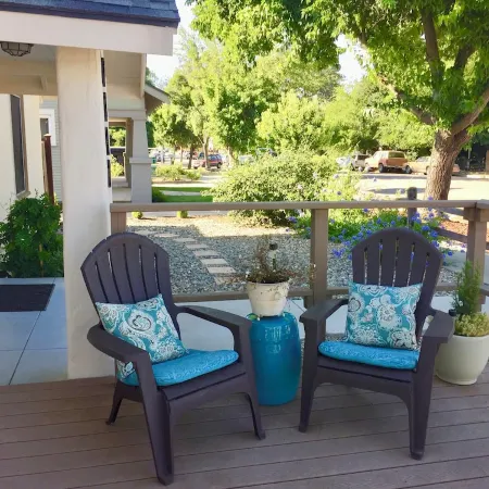 Perched on Pine: Endless Downtown Fun!