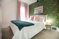 Modern 4BR Home with Chic Décor & Great Location Hotels near Speedway