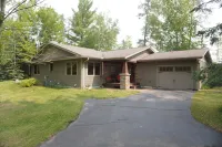 Private Lake Nokomis Sandy, 5 Kayaks, 3 Canoes, 2 Paddle Boards, Great Fishing. Hotels in Bradley