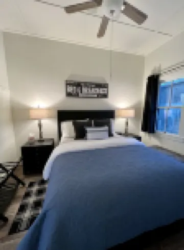 Downtown Cozy Cottage, two blocks from downtown and new!