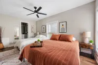 COZY DOWNTOWN HOME ONLY1 MILE FROM CENTER OF CITY - COMPLETELY RENOVATED! Hotels in der Nähe von Crossroads Bible College
