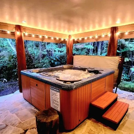 Rainforest Retreat w/Outdoor Fireplace & Hot Tub