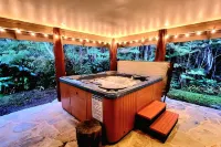 Rainforest Retreat w/Outdoor Fireplace & Hot Tub