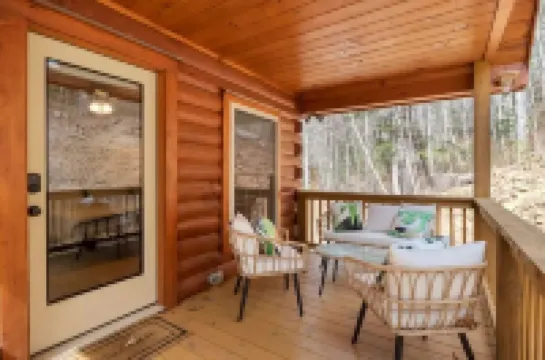 AVL Getaway •  Hot Tub •  Mnt View • Decks •  Pool Table