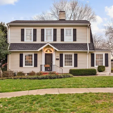 Luxurious Cape Cod in Emerywood - Minutes to Furniture Market & HP University