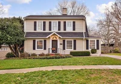 Luxurious Cape Cod in Emerywood - Minutes to Furniture Market & HP University World's Largest Chest of Drawers 주변 호텔